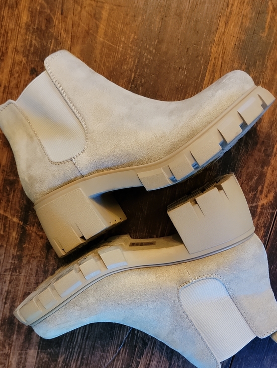 Soda Shoes - Womens Soda Suede Lug Sole Chelsea Boots in Light Tan